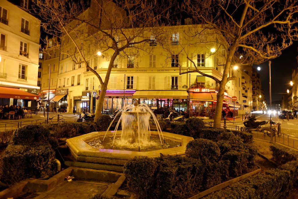 34/QUARTIER/Place-de-la-Contrescarpe-by-night2-Paris-1024x683.jpg