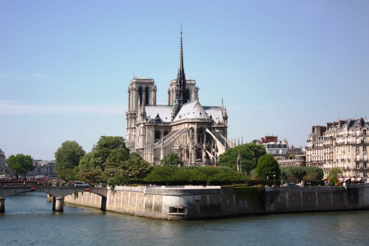 34/QUARTIER/Paris_Ile_de_La_Cite_and_Notre_Dame_as_Great_Boat_on_the_River-760x507.jpg